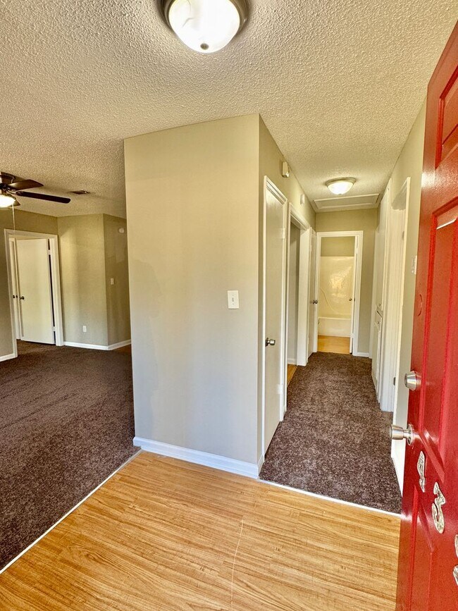 Foto del edificio - Classic & Cozy 3 Bedroom / 2 Bathroom Home...