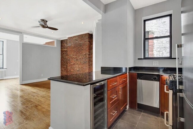 Building Photo - 252 Mott St
