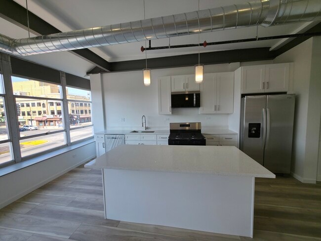 Building Photo - 2202 Lombard Ave