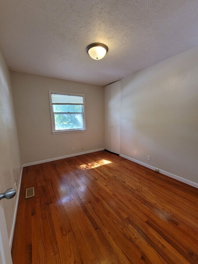 Building Photo - Charming 3 Bedroom With Spacious Living & ...