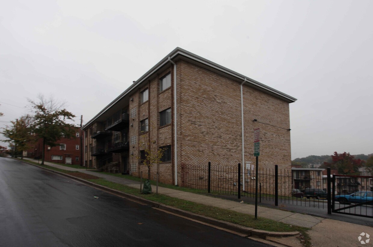 Building Photo - 4213 Brooks St NE