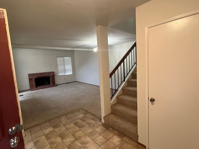 Foto del edificio - 3 Bedroom Hercules Townhouse Near Ohlone Park