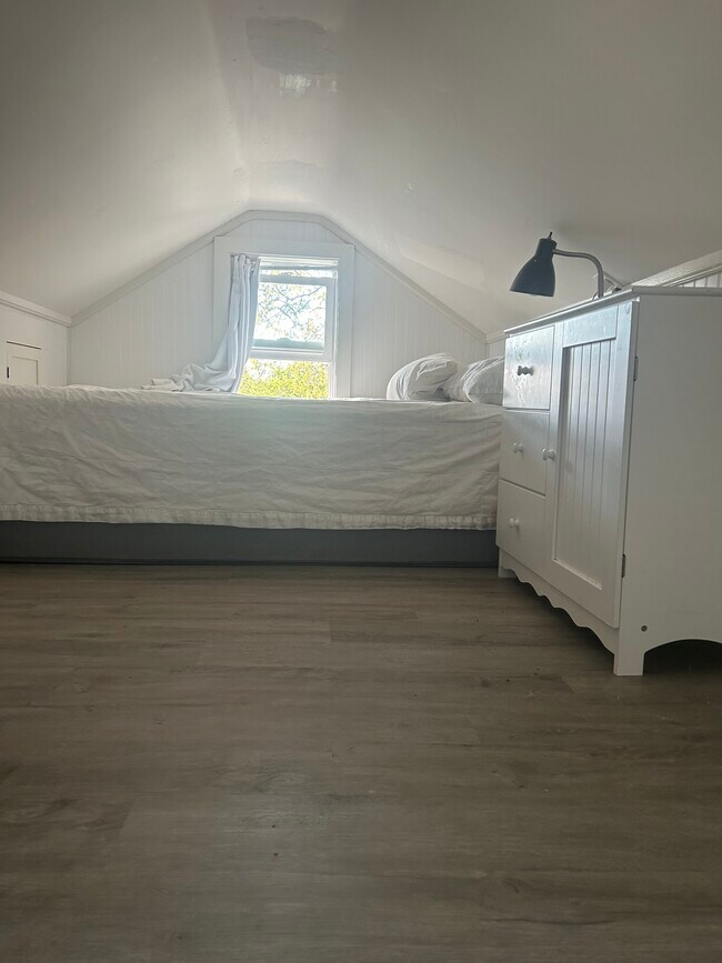 Loft - 12 Howland Ave