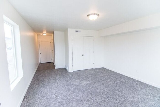 Building Photo - Beautiful Vineyard Townhome!