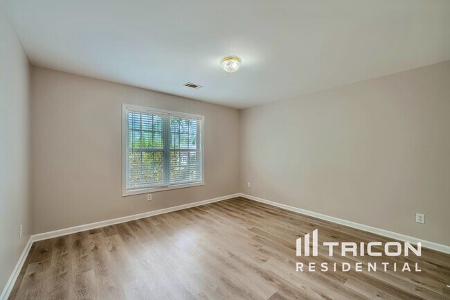 Building Photo - 890 Georgian Hills Dr