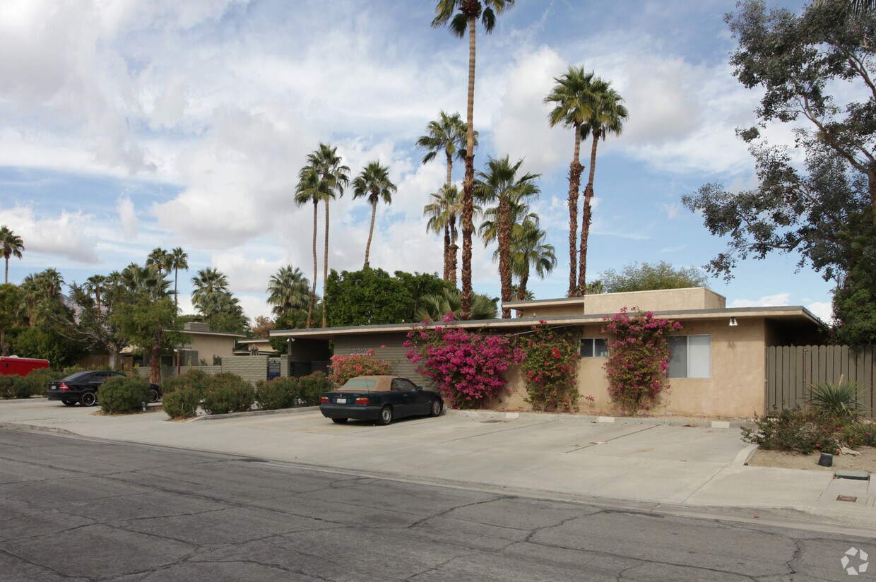 Primary Photo - 2970 E Ranchero Dr