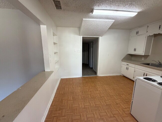 Foto del edificio - Spacious 4-bedroom House Could Be Your New Home!