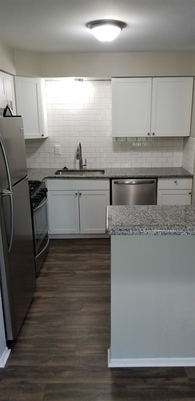 Foto del edificio - 23700 W Warren Ave