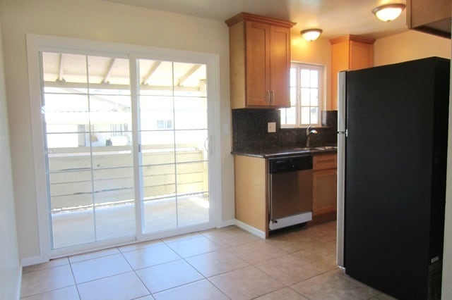 Foto del edificio - Spacious Remodeled Upstairs Apartment, 2 Bathrooms, Garage Plus 1, A/C, Balcony!