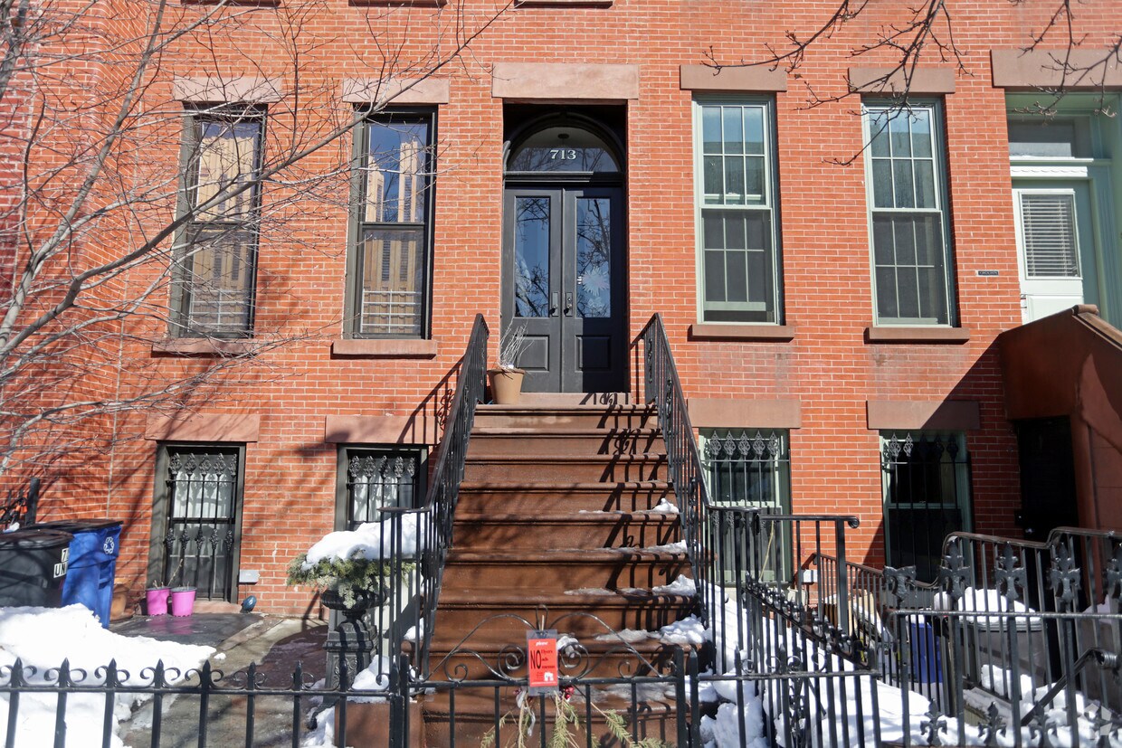 Building Photo - 713 Union St