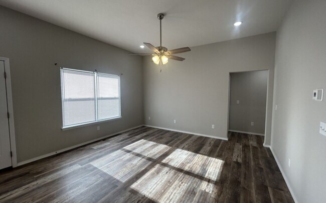 Building Photo - 222 W. Canterbury Ln