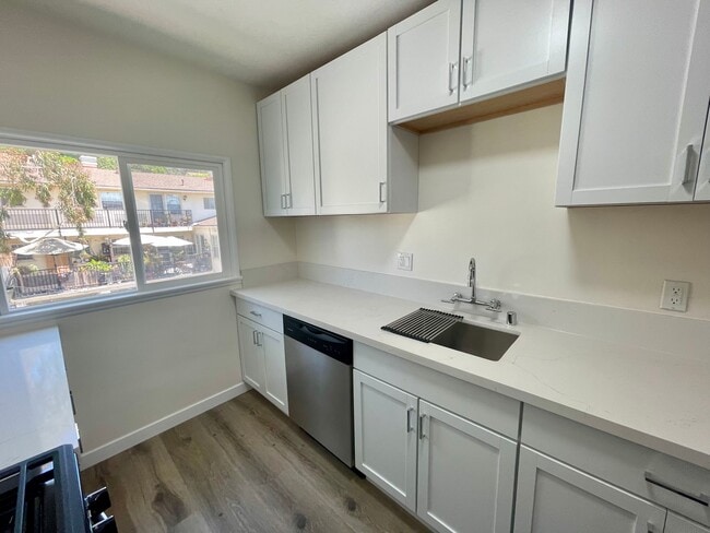 Building Photo - 1846 N Kingsley Dr