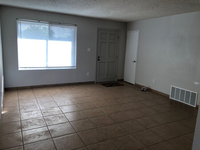 Foto del edificio - Adorable Home in Laverne Terrace!