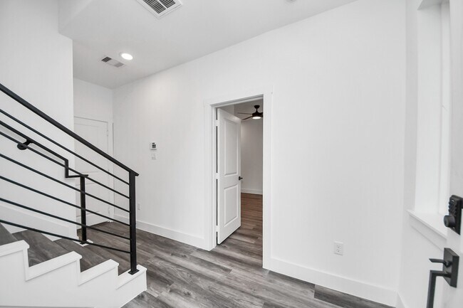 Building Photo - 2709 Dennis St