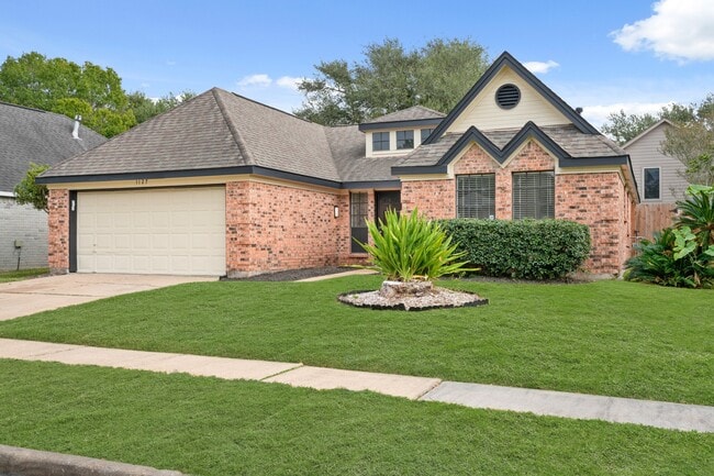 Building Photo - 1127 St John Dr