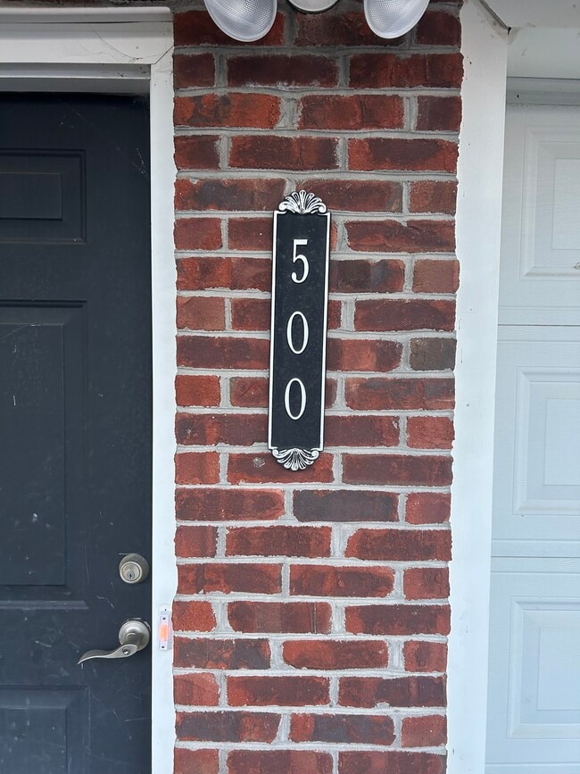 Foto del edificio - 2121 S Greenwood Dr