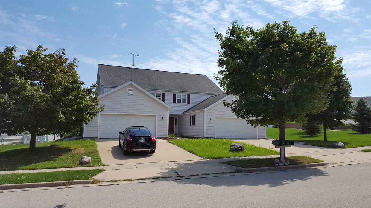 439 Overland Trail, Grafton, WI 53024 Townhome Rentals in Grafton WI