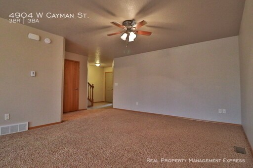 Building Photo - Large 3 bedroom with HUGE walk in closet!