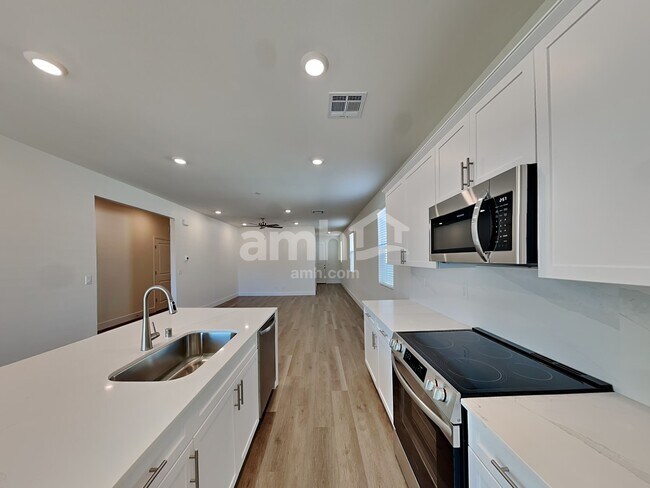 Building Photo - 826 English Primrose St