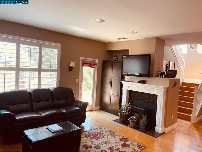 Building Photo - 107 Woodcrest Dr