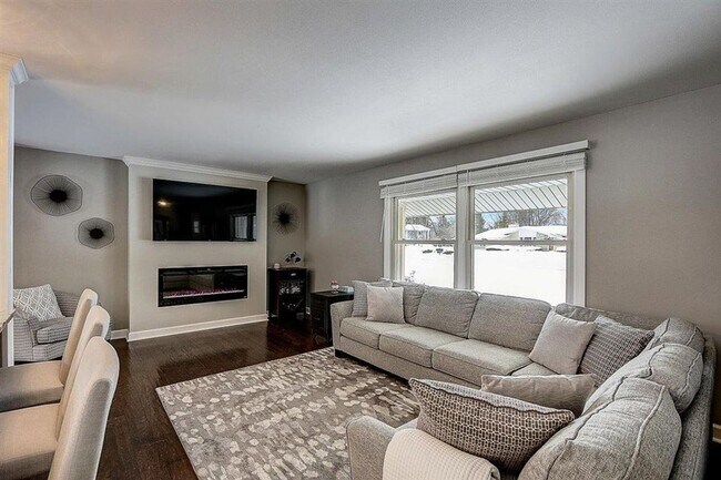 Foto del edificio - Updated Brookfield 4 bedroom home