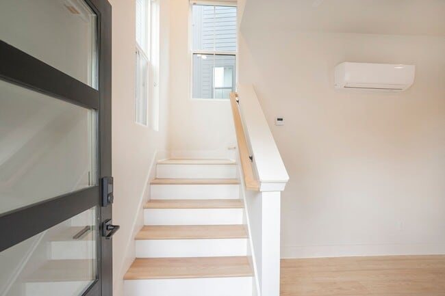 Building Photo - Contemporary, Beautiful Townhome in Nashvi...