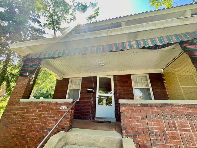 Building Photo - Charming Pittsburgh Retreat: 3-Bed Home wi...