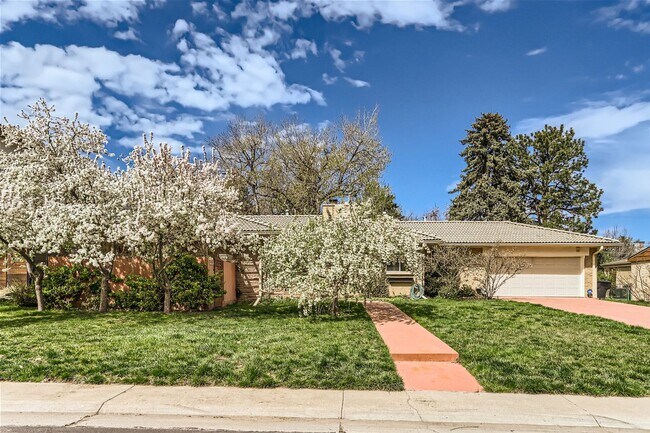 Building Photo - Stunning Hilltop Retreat for Rent: 4BR, 3B...