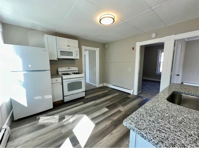 Building Photo - 15 School St