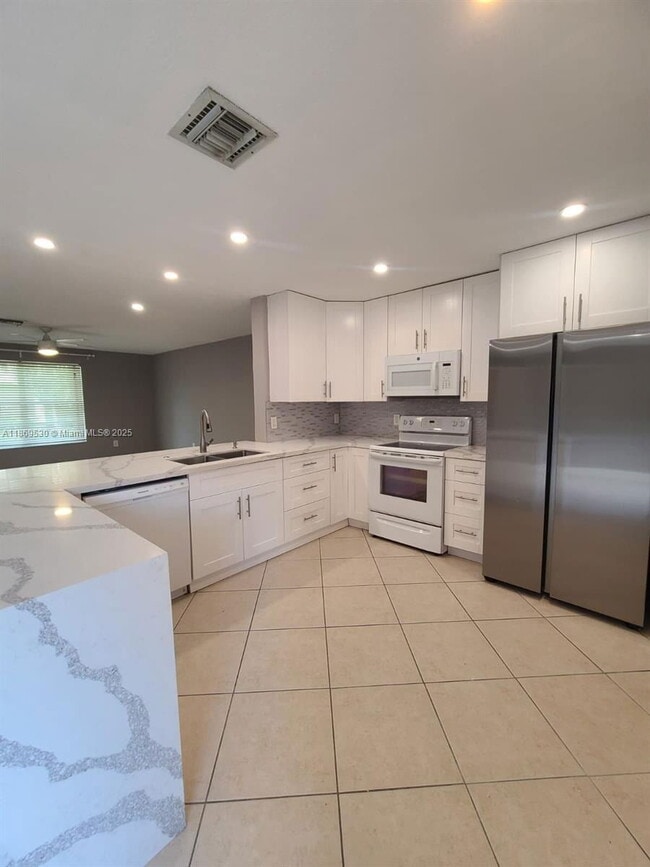 Building Photo - 305 NW 109th Ave