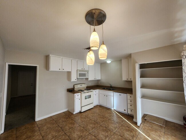 Foto del edificio - Beautiful home with granite slab counters