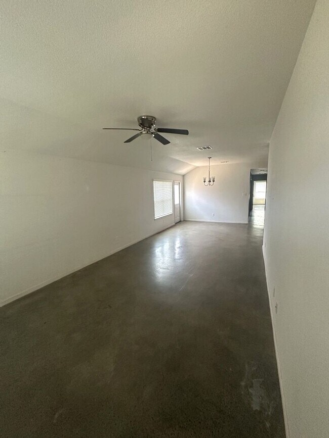 Building Photo - AVAILABLE NOW! (SECTION 8 ACCEPTED)