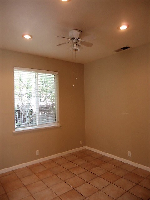 Building Photo - 2070 Chadwick Dr