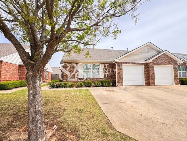 Foto del edificio - ADORABLE East Norman 3 Bed/2 Bath Duplex Available NOW in Eastridge!