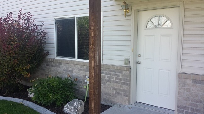 Foto del edificio - Great 2 bedroom, 1.5 bath townhome found a...