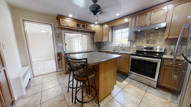 Foto del edificio - 241 Oak Ridge Rd