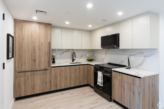 1BR, 1BA - 656SF - Kitchen - The Bay