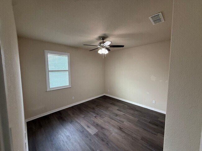 Foto del edificio - 2 bed | 2.5 bath | 1238 SF | 1 Car Garage | Two Story | Tenant pays $175 monthly for WS&G