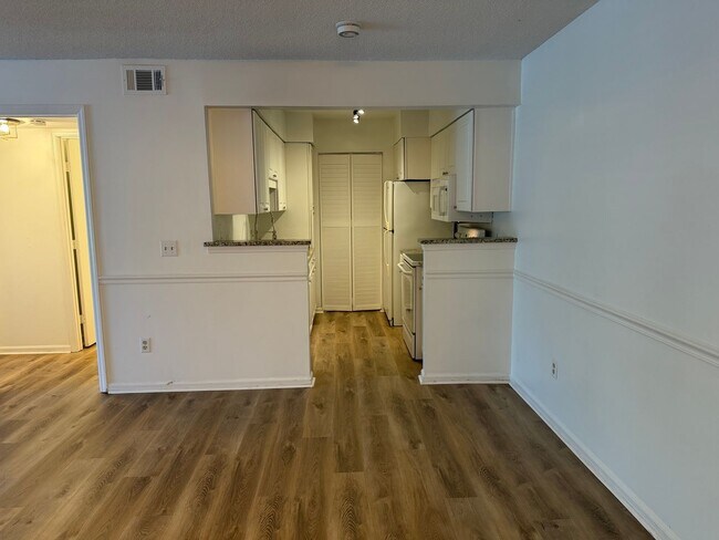 Foto del edificio - Updated First Floor Forest Cove Condo- Bike to the Beach!
