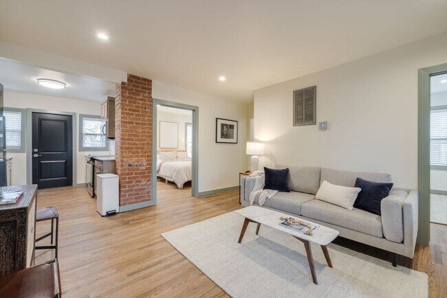 Foto del edificio - Welcome to this charmingly updated 2 Bedroom 1 Bathroom Bungalow Located in the Historic Jefferso...