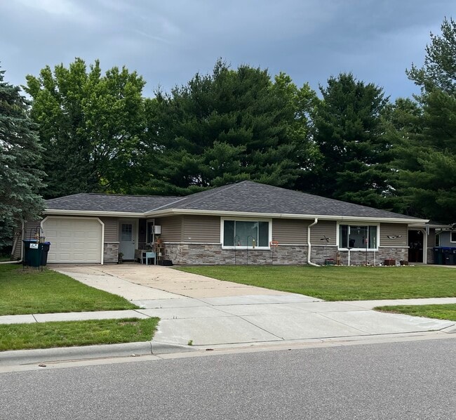 Building Photo - 318 Green Meadow Dr
