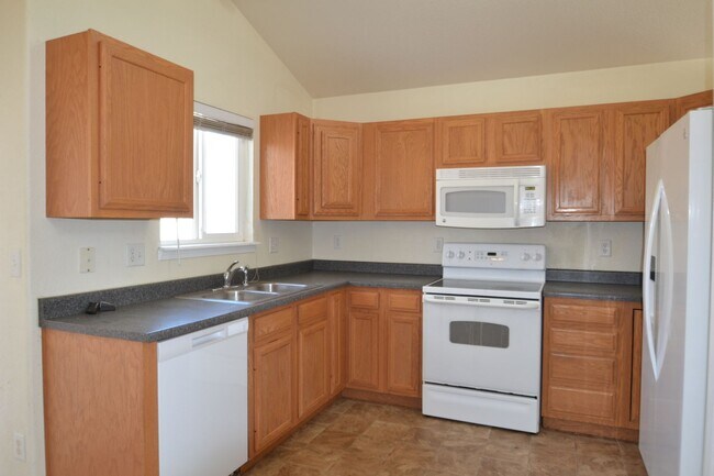 Foto del edificio - 4 Bed 3 Bath with 3 car garage - Available...