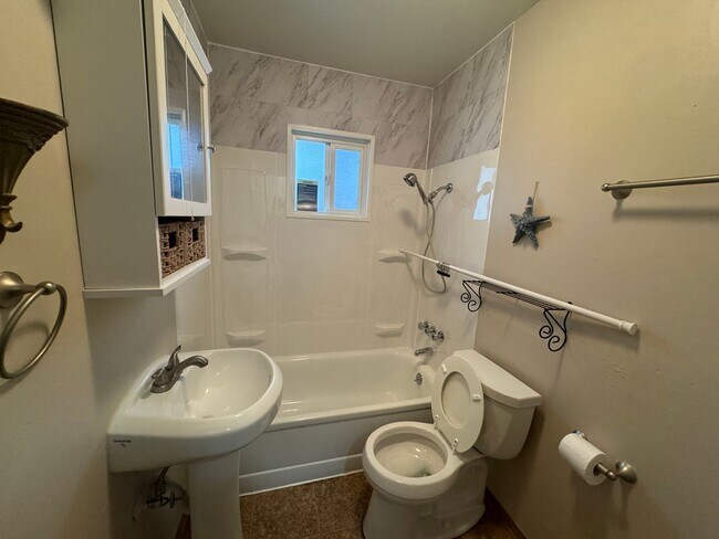 Building Photo - Winchester 3 bedroom home