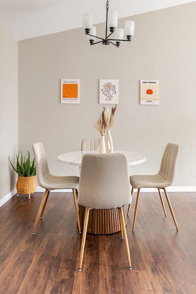 Foto del edificio - 6101 Parkwood Dr