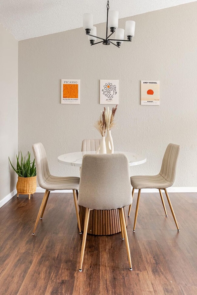 Building Photo - 6101 Parkwood Dr