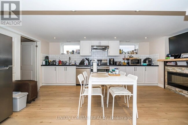 Building Photo - 40 Peveril Hill N