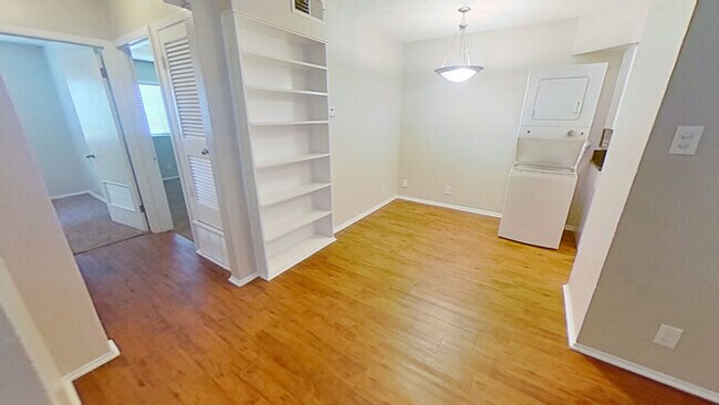 Foto del edificio - 2401 Manor Rd