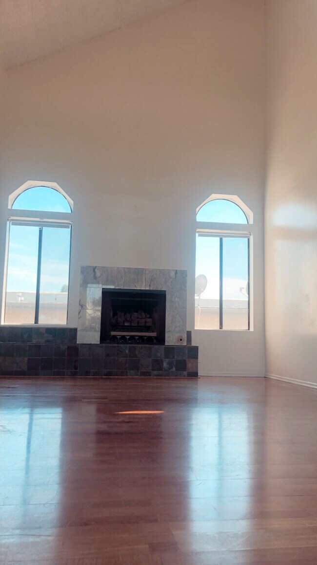 Living Room - 6124 Hazelhurst Plz