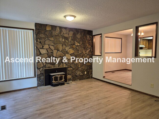 Building Photo - One Level Ranch Greenway Neighborhood Fenc...