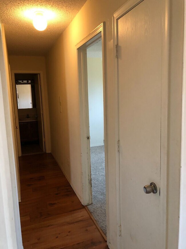 Foto del edificio - 2 bedroom, 2 bathroom, 1 car garage duplex